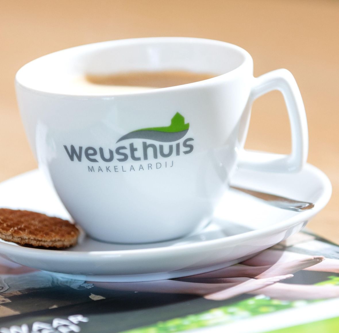 <strong>Weusthuis</strong><br />
Jouw makelaar<br />
<strong>dicht bij </strong>huis